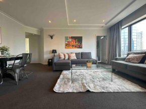 HeartCBD LUX Top Floor 2 Bedroom /Pool/Spa/GYM